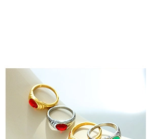 Détails de bagues vintage avec pierres rouges et vertes sur placage or et argent poli