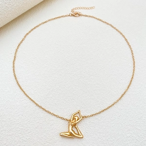 Detail der goldenen Yogaposen-Halskette mit zarter Kette und Karabinerverschluss