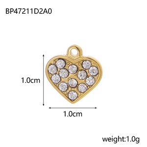 Gros plan d'un pendentif coeur plaqué or 14K avec cristaux pavés et bélière, 1cm x 1cm
