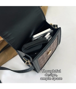 Détail de l'intérieur du mini sac bandoulière montrant l'espace pour un smartphone