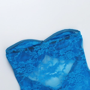 Dettaglio del tessuto in pizzo floreale blu con striscia antiscivolo in silicone sul corpino