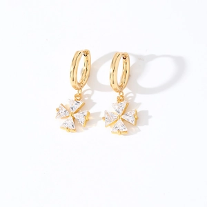 Eleganti orecchini a cerchio dorati con ciondoli a stella in zircone per donne in stile minimal