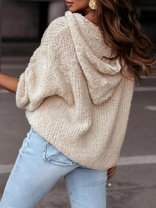 Γυναικείο oversized μπεζ πουλόβερ με κουκούλα και χαλαρή γραμμή, πίσω όψη μοντέλου