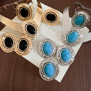 Set di gioielli vintage boho con pietre ovali e texture lavica su legno scuro