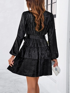 Détail de l'ourlet à volants superposés et du dos de cette robe noire à manches bouffantes