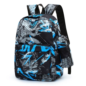 Détail d'ensemble de sac à dos scolaire avec motif graffiti bleu et trousse assortie