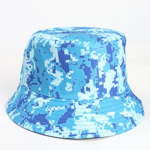 Vue détaillée du motif camouflage numérique bleu et des coutures d'un chapeau bob
