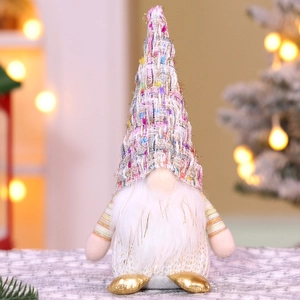 Vue détaillée d'un gnome de Noël avec chapeau en tweed et chaussures dorées, bokeh doux