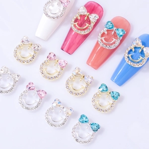 Bijoux d'ongles en forme de sourire avec nœud et strass colorés sur faux ongles