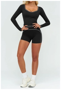 Détail de l'ensemble de sport noir avec coutures contrastées blanches sur haut et short