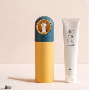 Détail de l'étui à brosse à dents de voyage ours jaune et bleu et gobelet de rinçage