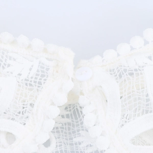Robe élégante en dentelle blanche avec bordure pompon et détail de bouton chic