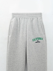 Détail du jogging gris à taille haute avec broderie verte California 1993