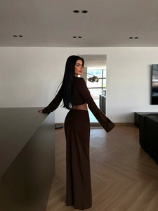 Ensemble deux pièces marron chocolat avec haut court à manches longues et pantalon large