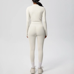 Vue arrière de l'ensemble de yoga crème avec legging taille haute et haut de sport