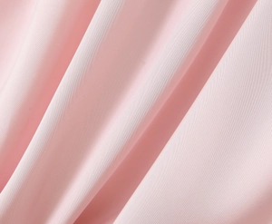 Vue macro détaillée de la texture tissée rose doux pour une mini robe à col en v