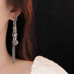 Dettaglio di orecchini vintage in argento con nappe e cristalli su una modella