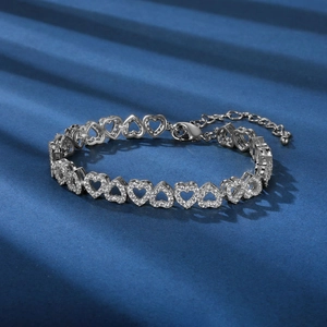 Luxurious adjustable heart-shaped bracelet with cubic zirconia in silver-plated copper finish