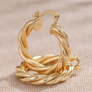 Elegante goldene gedrehte Creolen mit spiralförmigem Design und sicherem Klappverschluss