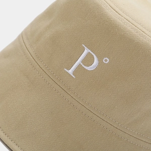 Bob en sergé de coton beige avec broderie P et design esthétique minimaliste moderne