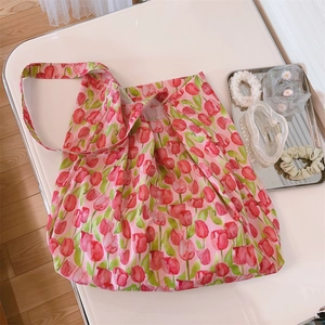 Detalle del bolso de algodón con estampado de tulipanes rosas y accesorios