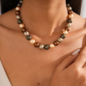 Gros plan d'un collier de perles bohème multicolores aux reflets métalliques