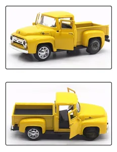 Dettaglio macro di un pickup vintage giallo 1:32 in lega con portiere apribili reali