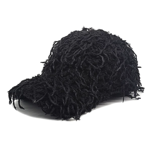 Dettaglio del cappello nero con tessuto in peluche a frange testurizzate in stile gotico