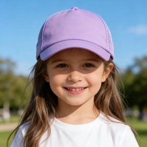 Nahaufnahme eines lächelnden Kindes mit einer lila Mesh-Sonnenschutz-Basecap