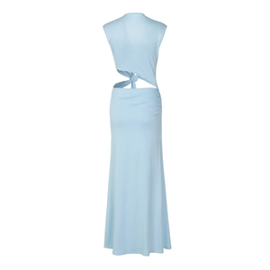 Détail d'une robe maxi bleu clair sans manches avec découpe au dos et nœud élégant