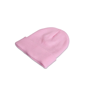 Dettaglio del berretto in maglia a coste rosa tenue con risvolto spesso per l'inverno