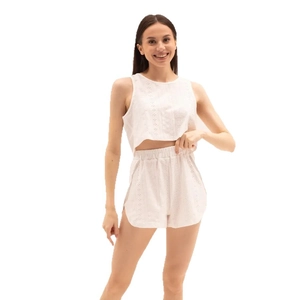 Ensemble de détente blanc deux pièces avec broderie anglaise et haut court sans manches