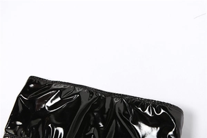 Gros plan sur la double couture et la texture PVC noir brillant de cet ensemble jupe