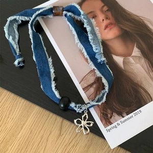 Collier en tissu denim bleu avec pendentif fleur évidé en métal argenté et cœur