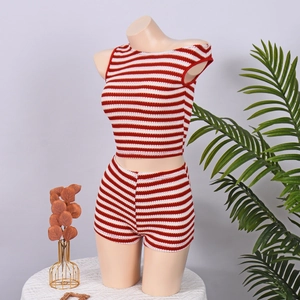 Détail de l'ensemble en tricot rayé rouge et blanc avec crop top et short taille haute