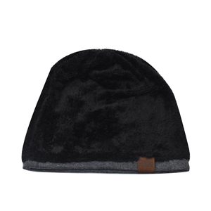 Détail du bonnet d'hiver avec doublure en fausse fourrure noire douce et bord gris
