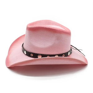 Détail d'un chapeau de cowboy dégradé rose avec bande en cuir noir et rivets argentés