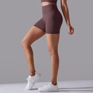 Détail du short de sport sans couture à taille haute en tissu extensible marron foncé