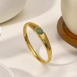 Bracelet jonc minimaliste en acier doré avec incrustation de pierre verte ronde