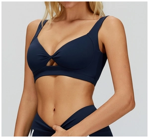 Dettaglio del reggiseno sportivo blu navy con nodo frontale e taglio a triangolo