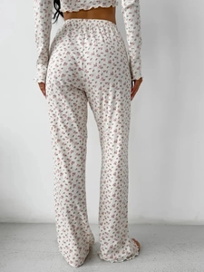 Vista dettagliata del retro del set pigiama bianco a fiori con top corto e pantaloni