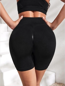 Detail der nahtlosen schwarzen Yoga-Shorts mit hoher Taille und Push-up-Effekt am Gesäß