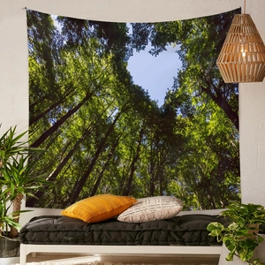 Dettaglio dell'arazzo forestale con cielo a forma di cuore per la decorazione murale