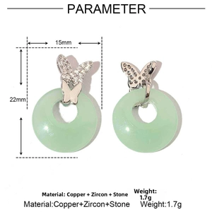 Detalle del colgante de mariposa en oro de 18k con aro de piedra jade verde y circonitas