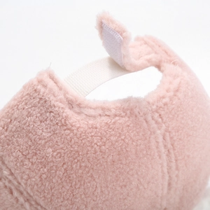 Detail der rosa Plüsch-Hasenkappe mit verstellbarem Klettverschluss und weichem Fleece-Gewebe
