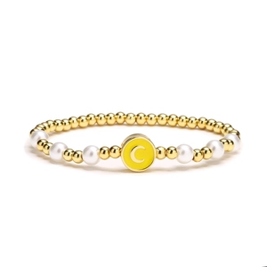 Bracelet extensible chic en perles de métal avec perles blanches et breloque émail C