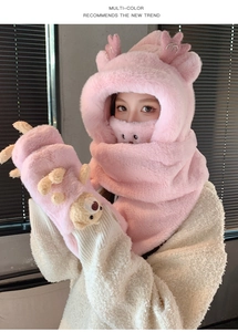 Détail du chapeau d'hiver 3-en-1 en peluche rose avec écharpe et gants intégrés