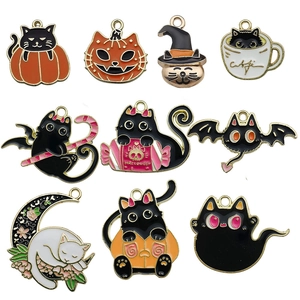 Dettaglio di nove ciondoli smaltati per Halloween con gatti neri e zucche colorate