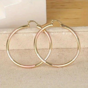 Chique driekleurige metalen oorringen met goud, zilver en roségoud getextureerde afwerking