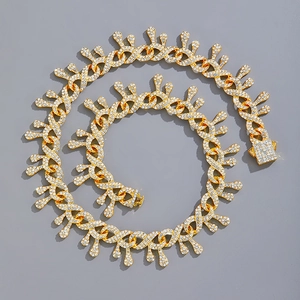 Collier hip hop doré avec pavé de zircons en forme de goutte d'eau et fermoir carré brillant